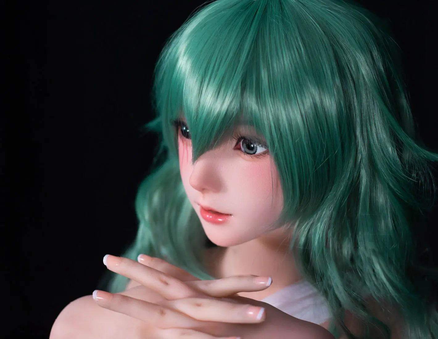 Alayah, green long wavy hair, white crop top, white shorts, dark studio lighting, Takatsuki Sen Eto Tokyo Ghoul, half-human half-ghoul, standing on a red carpet, with a steel doll stand held between the thighs, one red & black ghoul eye, one green human eye, human eye close up – anime cosplay fantasy sex doll by TopLoveDoll