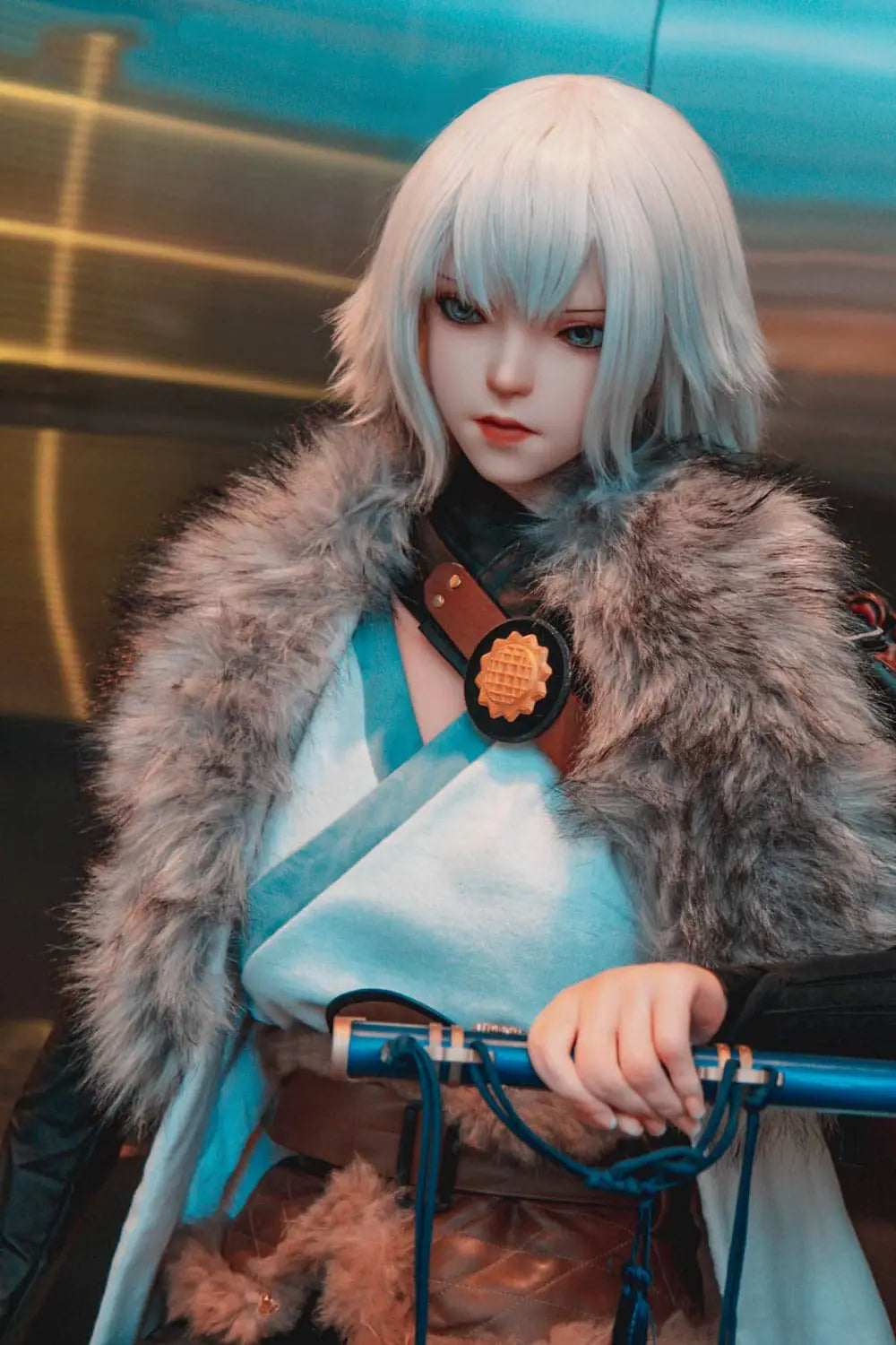 Alejandra, white short hair, teal leather combat armor, fur collar, leg bindings, Bai Yue Kui Ling Cage apocalypse queen, looking away, holding her weapon – Chinese anime cosplay fantasy sex doll by TopLoveDoll