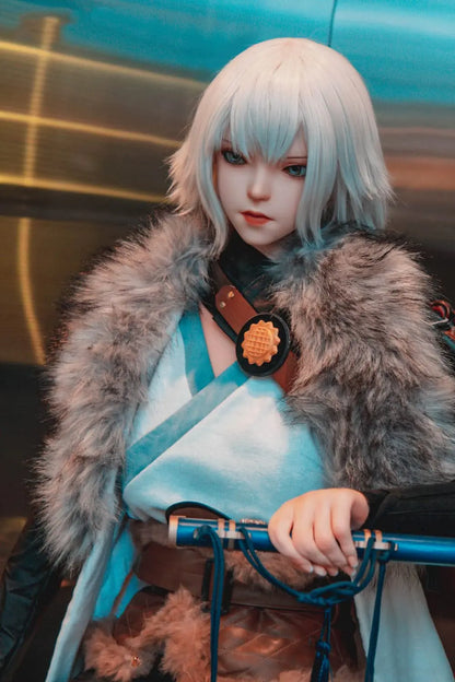 Alejandra, white short hair, teal leather combat armor, fur collar, leg bindings, Bai Yue Kui Ling Cage apocalypse queen, looking away, holding her weapon – Chinese anime cosplay fantasy sex doll by TopLoveDoll